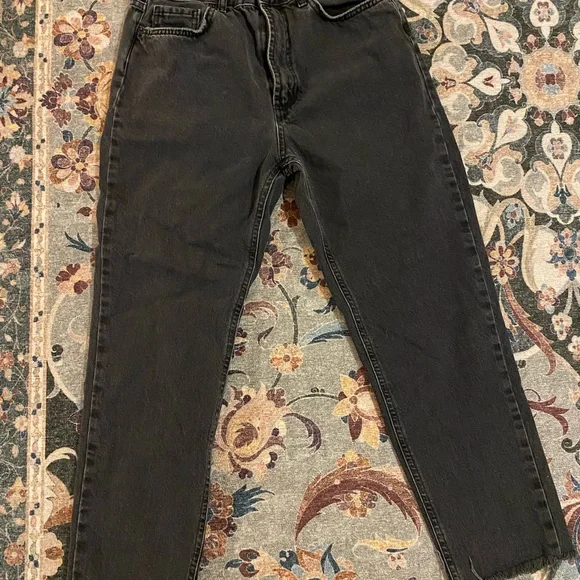 Urban Outfitters Cropped BDG Mom jeans in black with raw hem size 27 - Picture 3 of 6
